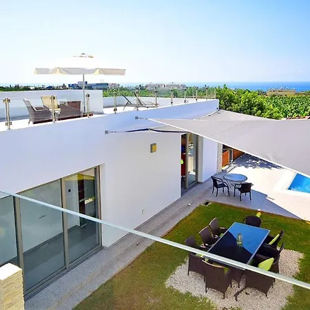 Modern Luxury With Private Pool * 파포스