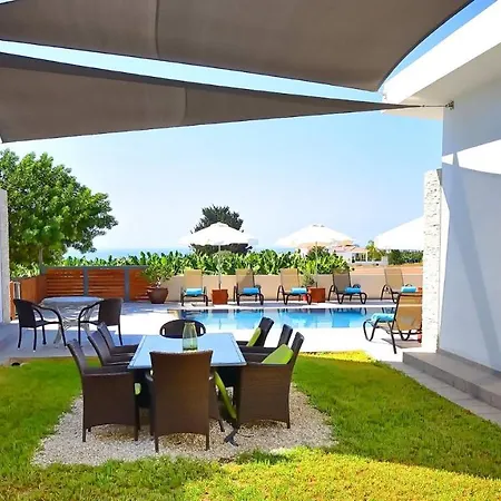 Modern Luxury With Private Pool 빌라 파포스